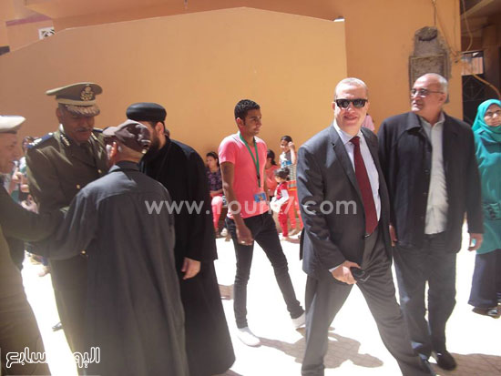 جانب من القيادات التنفيذية فى زيارة كنيسة العذراء مريم بالخارجة  -اليوم السابع -4 -2015