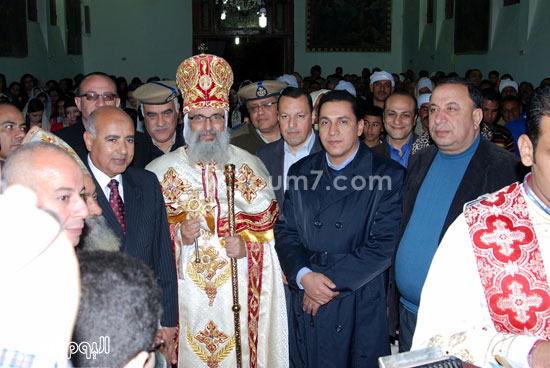 لقطة تذكارية للمحافظ ومدير الأمن مع أباء الكنيسة خلال قداس العيد -اليوم السابع -4 -2015