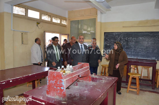  محافظ كفر الشيخ داخل معمل بالمدرسة -اليوم السابع -4 -2015
