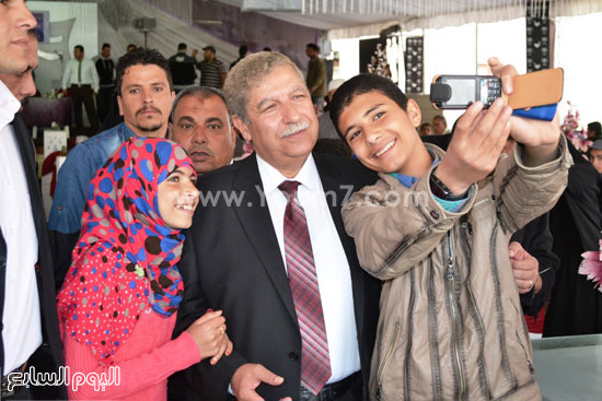 	أحد المكرمين وصورة سيلفى مع المحافظ -اليوم السابع -4 -2015