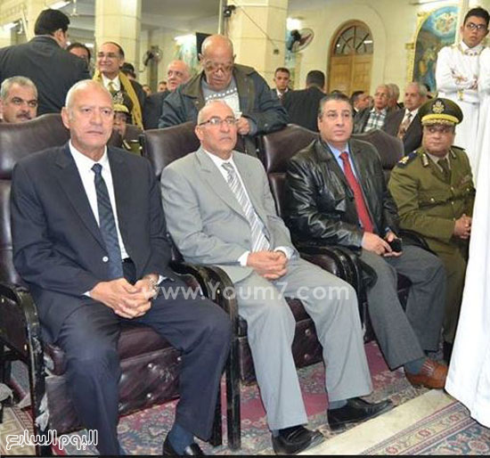 المحافظ ومدير الأمن ونائب المدير فى احتفالات الأقباط بعيد القيامة المجيد -اليوم السابع -4 -2015