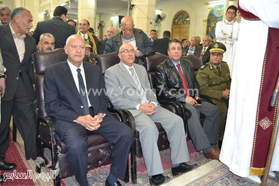 المحافظ ومدير الأمن ونائب المدير فى احتفالات الأقباط بعيد القيامة المجيد -اليوم السابع -4 -2015