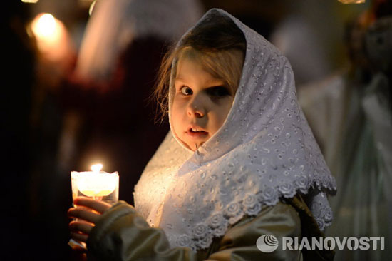 أحد الأطفال الروس المشاركين فى القداس -اليوم السابع -4 -2015