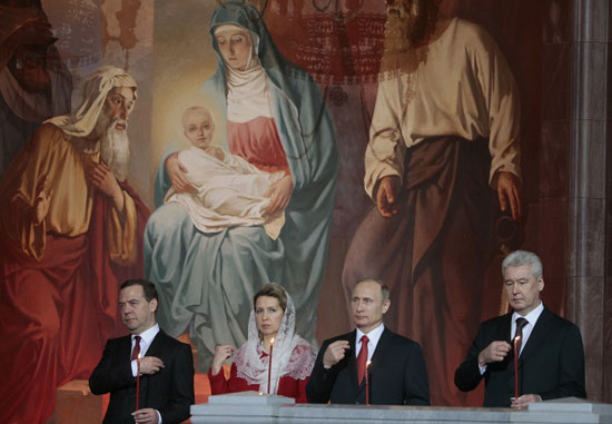 الرئيس الروسى ورئيس الوزراء وزوجته وعمدة موسكو  -اليوم السابع -4 -2015