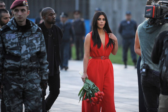 كيم كاردشيان تحمل زهور التوليب متجهة نحو النصب التذكارى لأسلافها  -اليوم السابع -4 -2015