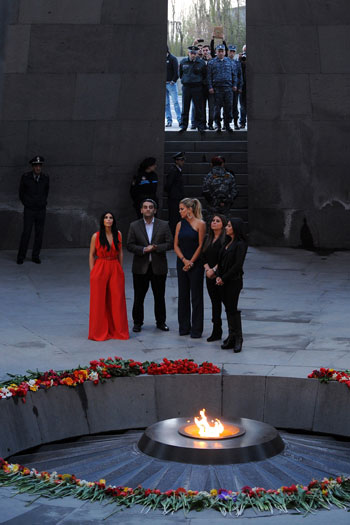  دقائق صمت كيم وكلوى على أرواح ضحايا مذبحة الأرمن عام 1915  -اليوم السابع -4 -2015