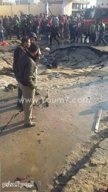 قوات الأمن تعاين الانفجار -اليوم السابع -4 -2015