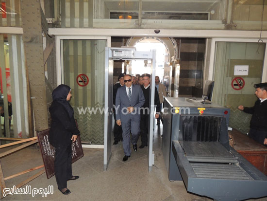 	مدير شرطة النقل عند دخوله من بوابة كشف المعادن -اليوم السابع -4 -2015