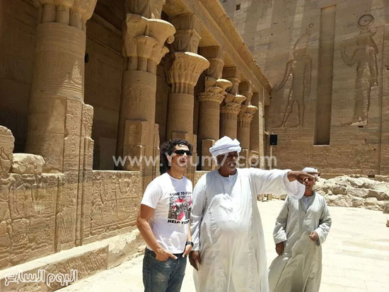 خالد النبوى مع أحد رجال معبد الفيلة بأسوان -اليوم السابع -4 -2015