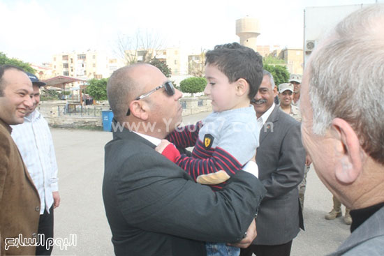 المحافظ يداعب طفلا أثناء احتفال شم النسيم -اليوم السابع -4 -2015
