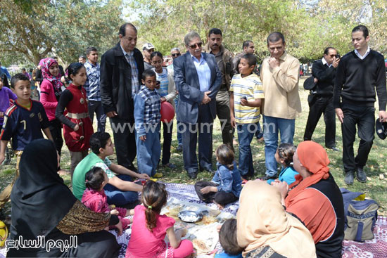 المحافظ يلتقى بإحدى الأسر بحدائق الملاحة -اليوم السابع -4 -2015