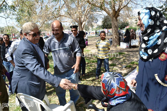 	المحافظ يصافح إحدى المواطنات  -اليوم السابع -4 -2015