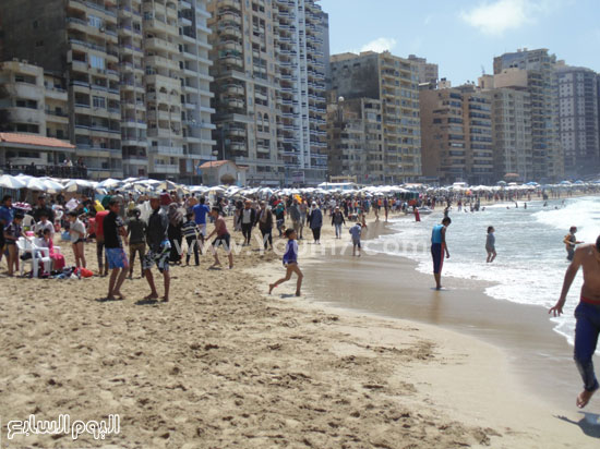 	أهالى الإسكندرية يتوافدون على الشواطئ -اليوم السابع -4 -2015