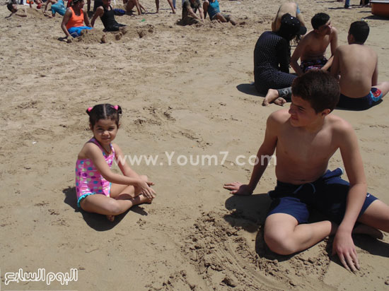 	طفلة تلعب على الشاطئ -اليوم السابع -4 -2015