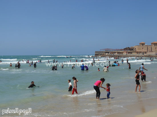 الأطفال يلعبون على شاطئ الإسكندرية -اليوم السابع -4 -2015