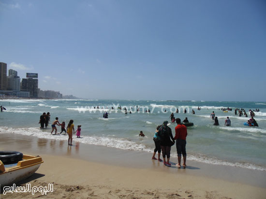	أسرة تتنزه على شاطئ الإسكندرية -اليوم السابع -4 -2015