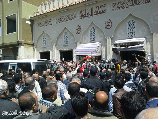 تكدس الأهالى أمام مسجد الرفاعى بالعريش للصلاة على الشهيد -اليوم السابع -4 -2015