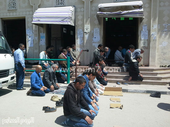 الأهالى يفترشون الأرض خارج المسجد لصلاة الجنازة على الشهيد -اليوم السابع -4 -2015