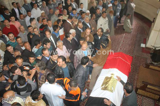 جثمان الشهيد داخل المسجد -اليوم السابع -4 -2015