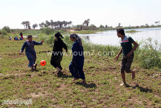 	النساء حرصن على لعب الكرة مع أبنائهن -اليوم السابع -4 -2015