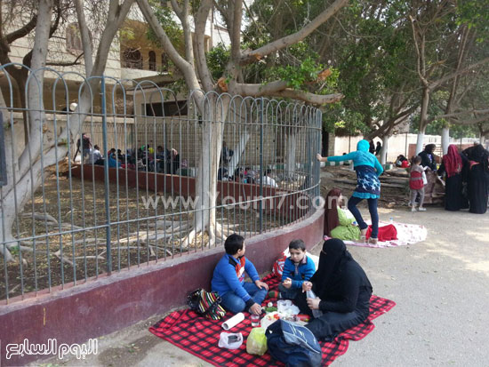 مواطنة تقضى العيد بصحبة أطفالها -اليوم السابع -4 -2015