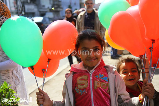 	أطفال يحملون البالونات  -اليوم السابع -4 -2015