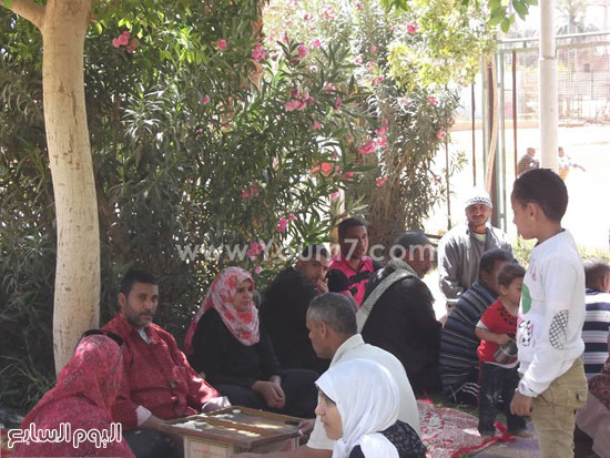	الأسر تحتفل بشم النسيم فى المنتزهات  -اليوم السابع -4 -2015