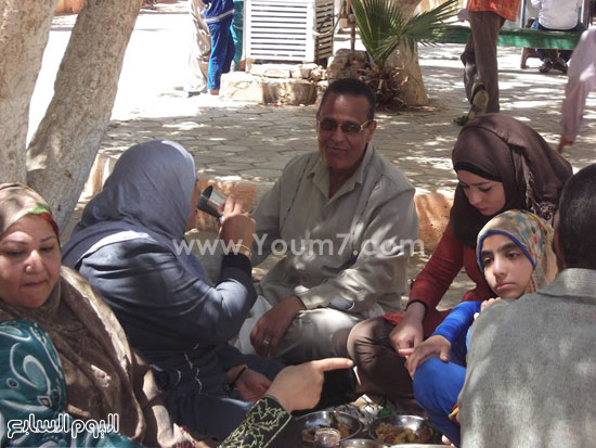 	إحدى الأسر تحتفل بشم النسيم  -اليوم السابع -4 -2015