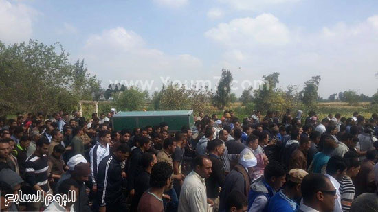 	الآلاف من أهالى قرية ظفر يشيعون جثمان الشهيد -اليوم السابع -4 -2015
