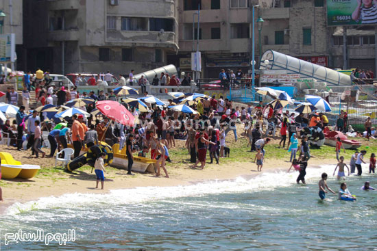الأهالى يخرجون إلى الشواطئ والمتنزهات فى شم النسيم -اليوم السابع -4 -2015