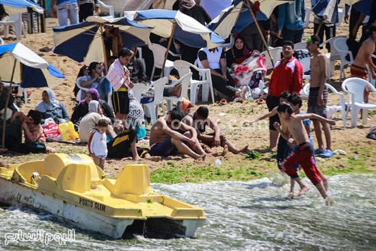  المصطافين على شواطئ الإسكندرية للاستمتاع بشم النسيم -اليوم السابع -4 -2015