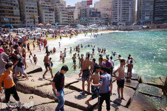  الأطفال يستمعتون بشم النسيم على شواطئ الإسكندرية -اليوم السابع -4 -2015