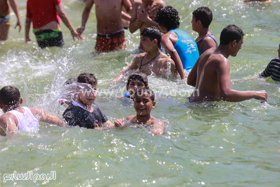  الأطفال يمرحون فى البحر -اليوم السابع -4 -2015