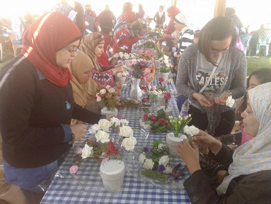 السيدات يجهزون الزهور لاحتفال بعيد الربيع  -اليوم السابع -4 -2015