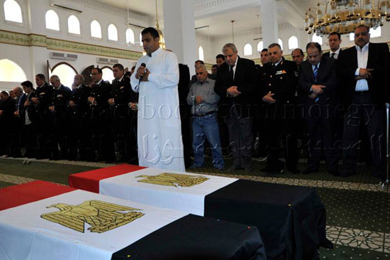 المشيعون يؤدون صلاة الجنازة على جثمان الشهداء -اليوم السابع -4 -2015