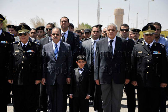 رئيس الوزراء ووزير الداخلية وعدد من القيادات الأمنية أثناء الجنازة  -اليوم السابع -4 -2015