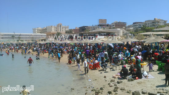  أعداد كبيرة من المحتفلين بأعياد الربيع على شواطئ الغردقة -اليوم السابع -4 -2015