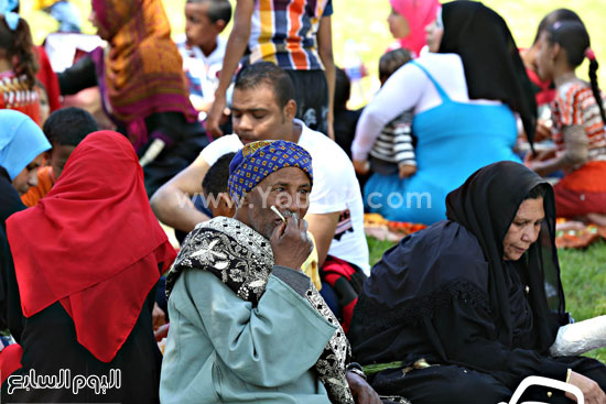 	أحد المواطنين أثناء تناوله البصل مع الفسيخ -اليوم السابع -4 -2015