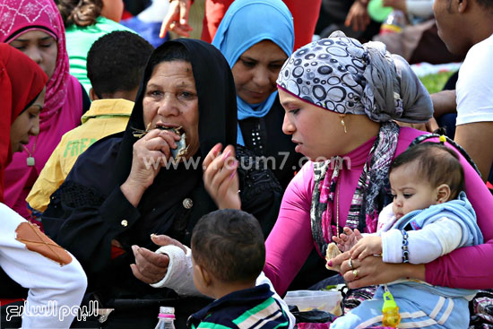 	الأسرة المصرية تحتفل بطريقتها الخاصة بتناول الفسيخ -اليوم السابع -4 -2015