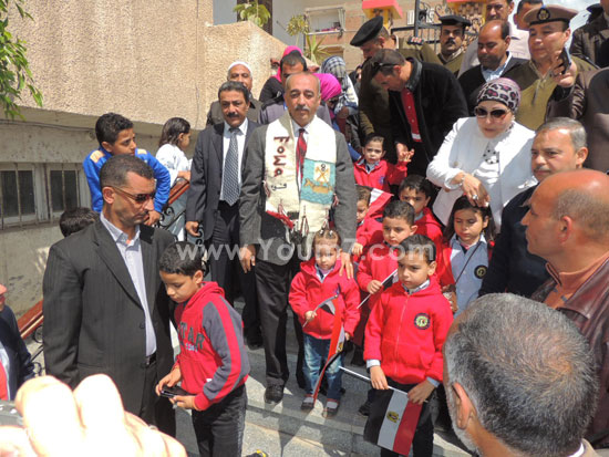 الأطفال مع محافظ كفر الشيخ -اليوم السابع -4 -2015