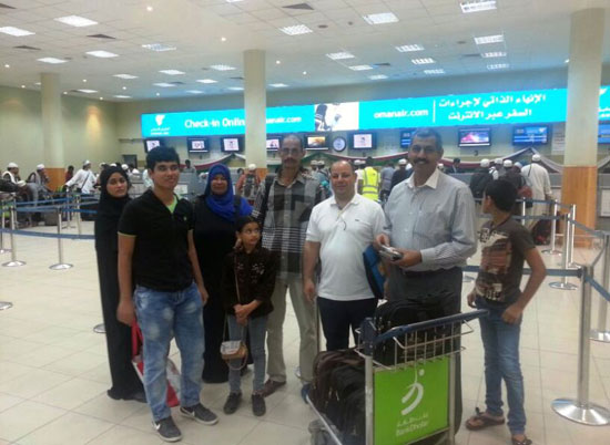 سعيد صديق الملحق الادارى بالسفارة وعاطف صقر مع العائلة فى مطار صلالة -اليوم السابع -4 -2015