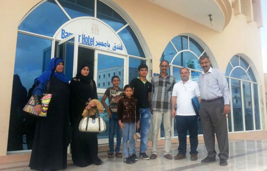 سعيد صديق وعاطف صقر مع العائلة امام الفندق بصلالة -اليوم السابع -4 -2015