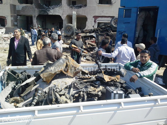 افراد الامن يجمعون مخلفات التفجير  -اليوم السابع -4 -2015