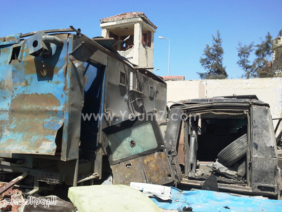 سيارة نقل جنود محترقة وسيارة جيب كانتا بداخل القسم  -اليوم السابع -4 -2015