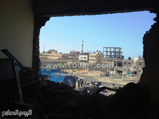 قوات الامن تعمل على ازالة مخلفات التفجير  -اليوم السابع -4 -2015