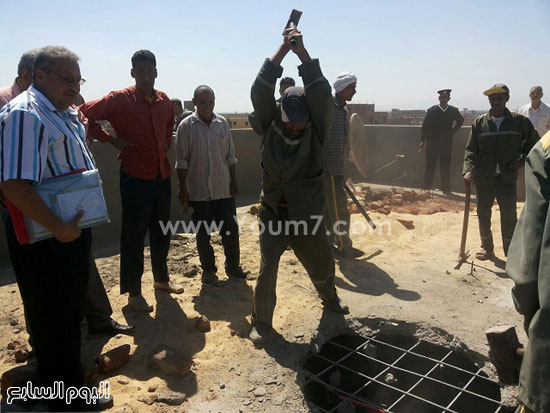 العمال يزيلون طابقا مخالفا -اليوم السابع -4 -2015