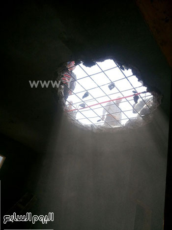 ثقب سقف الطابق العلوى بالعمارة -اليوم السابع -4 -2015