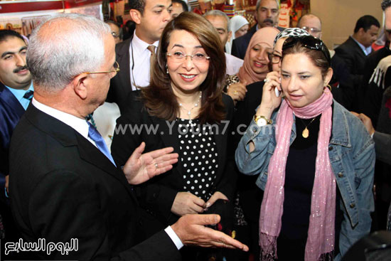 	وزيرة التضامن الاجتماعى خلال افتتاح معرض للأسر المنتجة -اليوم السابع -4 -2015
