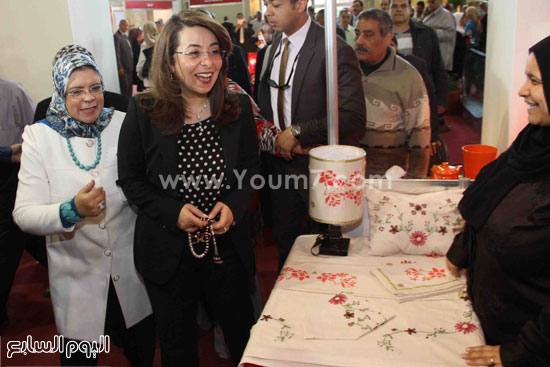 	غادة والى تداعب المشاركين فى المعرض -اليوم السابع -4 -2015