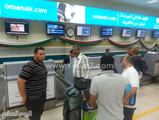 الملحق الادارى يخلص اجراءات السفر فى مطار صلالة -اليوم السابع -4 -2015